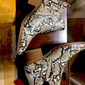 NWT Mia snakeskin ankle boots. Size 8. Booties